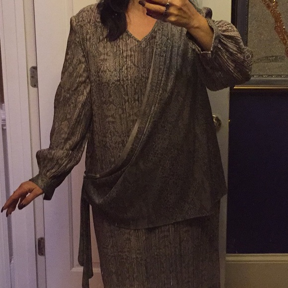 Mother of the Bride/modest V-neck pleated evening - Picture 4 of 8